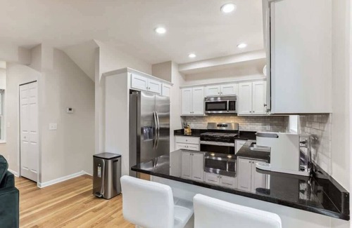 Lyn-Lake Casa | Modern Spacious 5 Bed 4 Bath Home Near Downtown