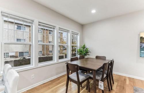 Lyn-Lake Casa | Modern Spacious 5 Bed 4 Bath Home Near Downtown