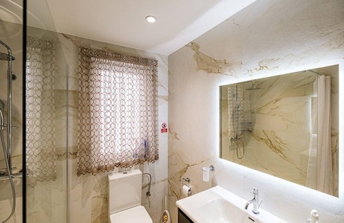 Luqa Apartamento | Modern, spacious and easily accessible apartment in Luqa, Malta sleeps up to 6