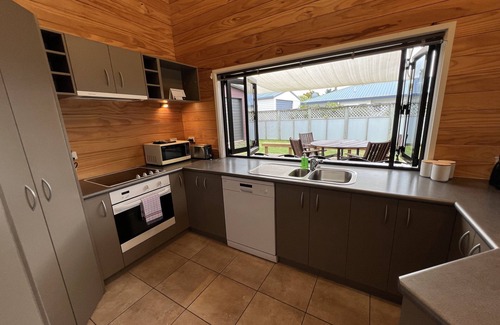 Kinloch Casa | Modern spacious bach close to the lake