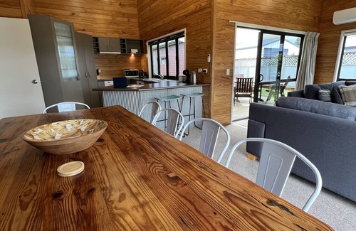 Kinloch Casa | Modern spacious bach close to the lake