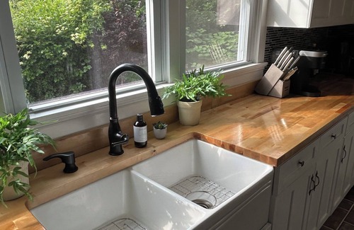 Johnston Otro | Modern & Spacious Colonial Near Downtown Providence & Brown University - 9 min