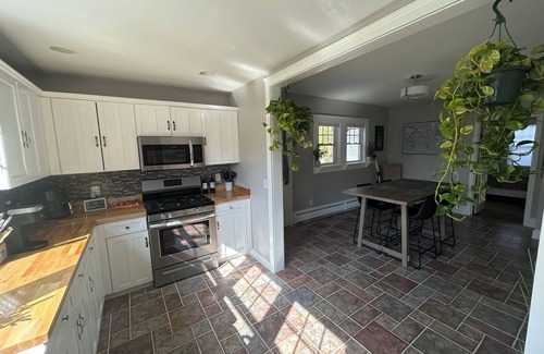 Johnston Otro | Modern & Spacious Colonial Near Downtown Providence & Brown University - 9 min