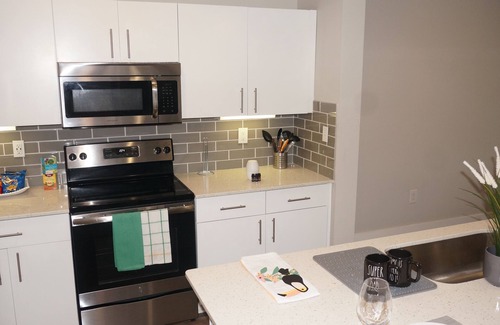 Lindbergh Condominio | Modern Spacious Condo King Bed w.RoofTop Pool &Gym