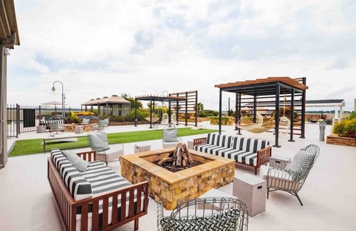 Lindbergh Condominio | Modern Spacious Condo King Bed w.RoofTop Pool &Gym
