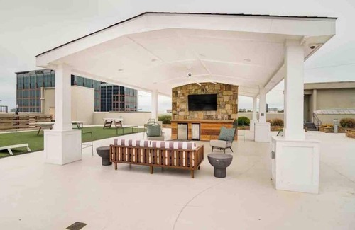 Lindbergh Condominio | Modern Spacious Condo King Bed w.RoofTop Pool &Gym