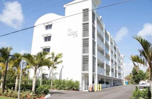 Boca Raton Apartamento | Modern spacious condo steps from the beach