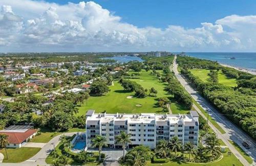 Boca Raton Apartamento | Modern spacious condo steps from the beach