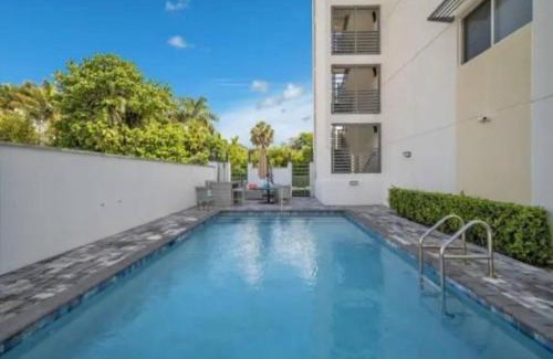 Boca Raton Apartamento | Modern spacious condo steps from the beach