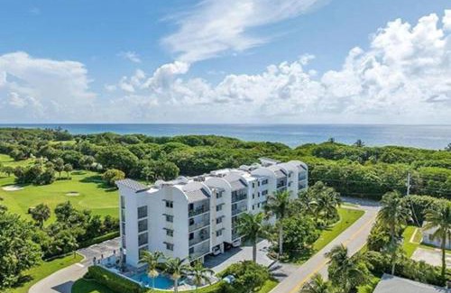 Boca Raton Apartamento | Modern spacious condo steps from the beach