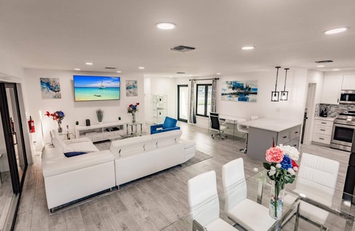 Imperial Point Casa | Modern Spacious Home With Pool Jacuzzi