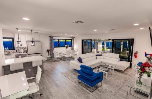 Imperial Point Casa | Modern Spacious Home With Pool Jacuzzi