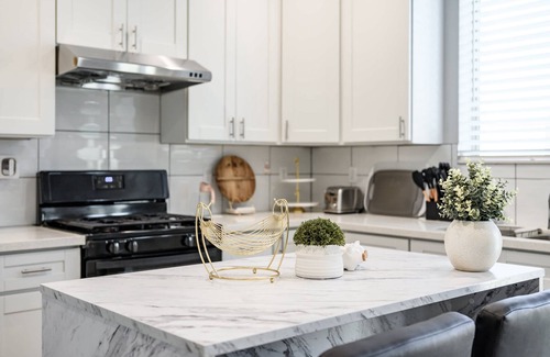 La Puente Casa | Modern Spacious Home Bright Family Group Friendly