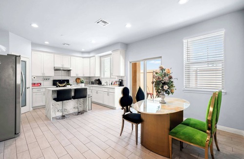 La Puente Casa | Modern Spacious Home Bright, Family Group Friendly