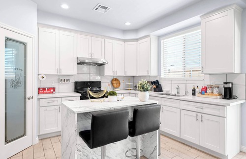 La Puente Casa | Modern Spacious Home Bright, Family Group Friendly