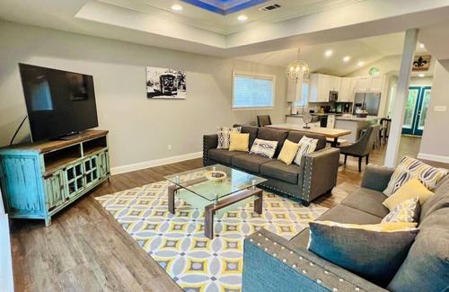 Fillmore Apartamento | Sapcious Modern New Orelans Home con sala de cine