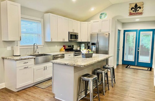Fillmore Apartamento | Sapcious Modern New Orelans Home con sala de cine