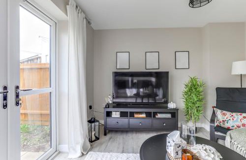 Peterborough Casa | Modern, spacious house near town