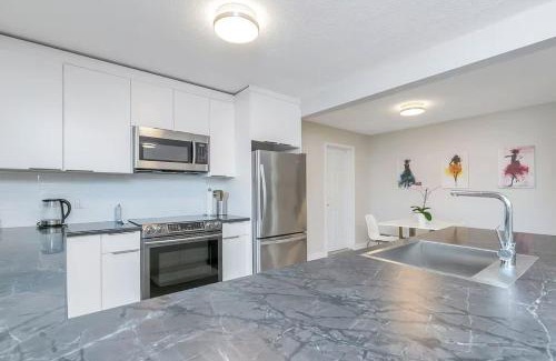 West Vancouver Casa | Modern Spacious Ocean-view Suite with Private Ent