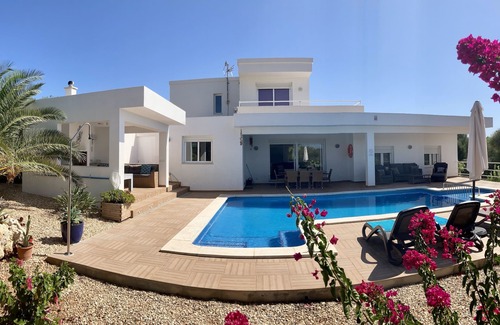Sant Lluis Villa | Villa contemporánea reciente, piscina privada, aire acondicionado, wifi, TDT y tranquilidad.