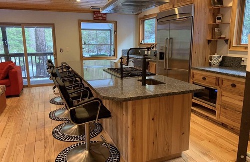 Sugar Pine Casa | Moderna y espaciosa cabaña de Oakhurst, a solo 15 minutos de Yosemite. !