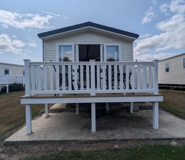 Holworth Casa | Modern Spacious Willerby Malton Caravan at Durdle Door Holiday Park, Close to Iconic Durdle Door & Lulworth Cove