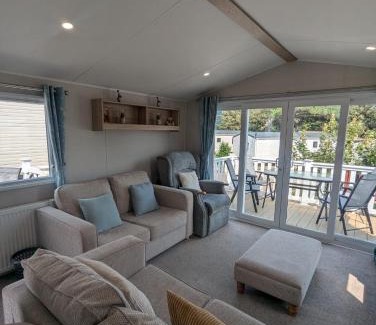Holworth Casa | Modern Spacious Willerby Malton Caravan at Durdle Door Holiday Park, Close to Iconic Durdle Door & Lulworth Cove
