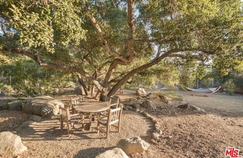 Ojai Casa | Oasis espiritual moderno en los campos de naranjos del East End