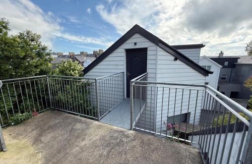 Portrush Apartamento | Modern Split-Level 2-Bed Apartment with Balcony