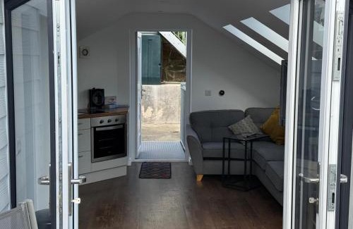 Portrush Apartamento | Modern Split-Level 2-Bed Apartment with Balcony