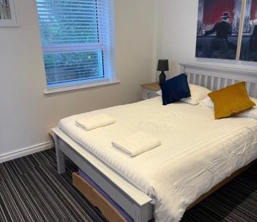 Portrush Apartamento | Modern Split-Level 2-Bed Apartment with Balcony
