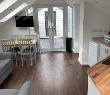 Portrush Apartamento | Modern Split-Level 2-Bed Apartment with Balcony