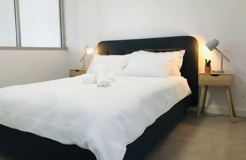 Asquith Apartamento | Moderno / Split Lvl / Caminar a la estación / Coles / Netflix
