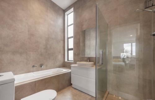 Mount Wellington Casa | Modern Stay: Near Sylvia Park