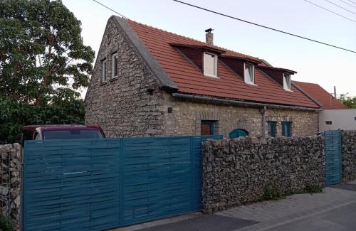 Balatonfured Casa | Modern stone house in Balatonfüred with jacuzzi