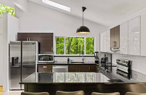 Bushkill Casa | Streamfront, Moderno 4000 pies cuadrados, sauna, conexión Wi-Fi, A / C.