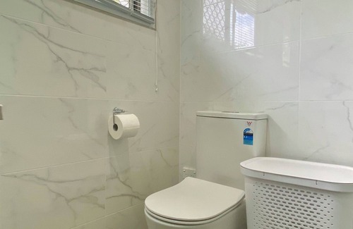 Centenary Heights Apartamento | Modern Studio Room Retreat with a reverse Aircon