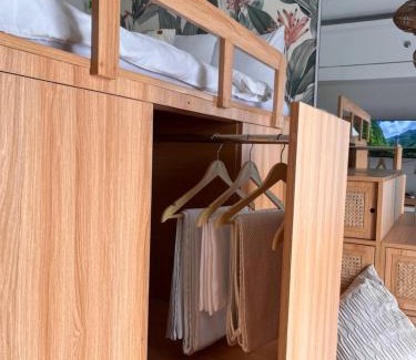 Mactan Export Processing Zone Apartamento | Modern Studio 4 Minutes from Mactan-Cebu Airport, Pool, Wi-Fi & Kitchen