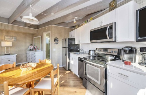 Napeague Apartamento | Modern Studio Apt w/ Balcony & Pool View | 1 BTH