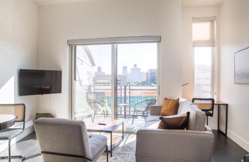 Milwaukee Apartamento | Modern Studio Apt with Skywalk to Fiserv, Rooftop, and Parking