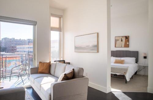 Milwaukee Apartamento | Modern Studio Apt with Skywalk to Fiserv, Rooftop, and Parking
