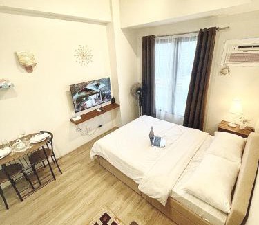 Lahug Apartamento | Modern Studio at The Median - Hi speed WIFI, Netflix & Prime, Near IT Park