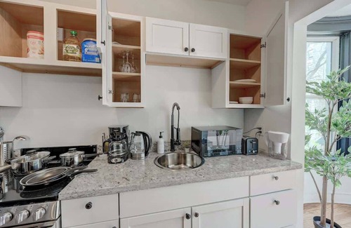 Lower East Side Apartamento | Trendy Studio Steps from Brady Street & Lakefront