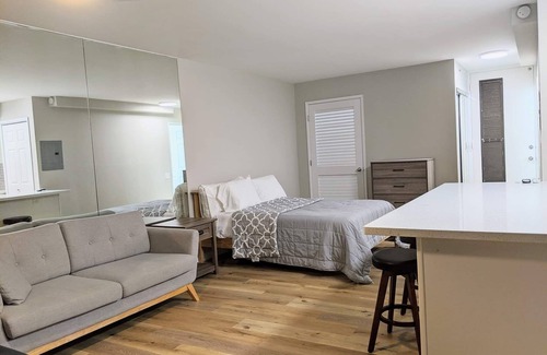 Makiki Apartamento | Modern Studio - Comforts at Camelot