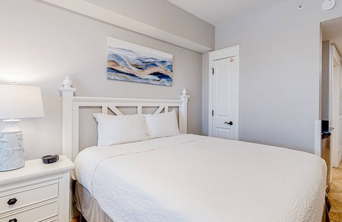 Baytowne Wharf Condominio | Modern studio condo with pool, tennis, & golf