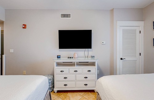 Baytowne Wharf Condominio | Modern studio condo with pool, tennis, & golf