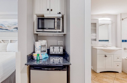 Baytowne Wharf Condominio | Modern studio condo with pool, tennis, & golf