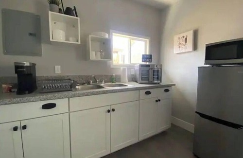 Northwest Area Apartamento | Modern Studio Designed for Extended Stays - Private Bath, Kitchen, Entrance