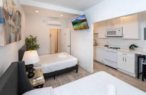 Pico - Robertson Casa | Modern Studio Gem: Perfect for Four