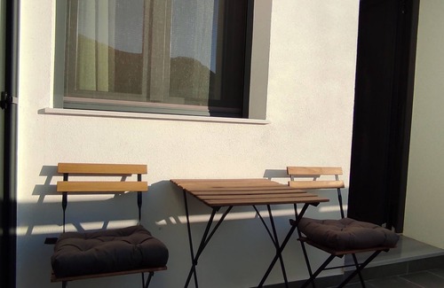 Galissas Apartamento | Modern studio in Galissas with AC, Sat-WiFi, free parking just 160m. from beach!
